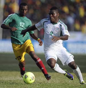 Nigeria's Emmanuel Emenike (R) dribbles past Ethiopia's Seyaum Tesfaye on October 13, 2013 during a 2014 World Cup qualifying match in Addis Ababa.    AFP PHOTO