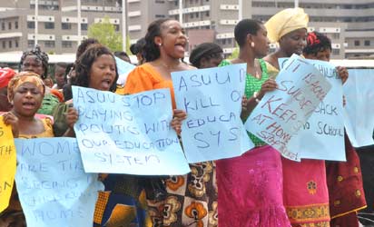 Market women and Men Association of Nigeria protesting over the prolong ASUU strike in Federal Secretariat, Abuja yesterday . Photo by Gbemiga Olamikan