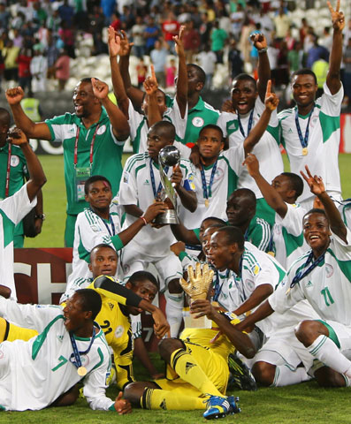 UNITED ARAB EMIRATES, Abu Dhabi : Nigerian players celebrate with their trophy after they won the FIFA U-17 World Cup 2013 at Mohammed bin Zayed Stadium, on November 8, 2013 in Abu Dhabi, UAE. Nigeria won the final against Mexico 3-0. AFP PHOTO 