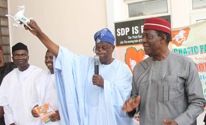 Social Democratic Party Chairman, Chief Olu Falae( m) displaying the party symbol while the National Secretary, Dr. Sadiq Abubakar (2nd right); Third Republic Senator, Ebenezer Ikeyina (2-r); Party Leader, Chief Supo Sonibare (l) and the National Women Leader, Maggie Batubo watching during the public presentation of the SDP party symbol, manifesto, constitution and flag at the party headquarters, Durumi, Abuja. Photo by Abayomi Adeshida.