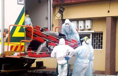 •Scenes from the operation by South African to repatriate corpses of the Synagogue building collapsed home yesterday.