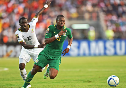 Senegal's midfielder Papakouli Diop (R) challenges Ghana's midfielder Mohammed Rabiu during the 2015 African Cup of Nations group C football match between Ghana and Senegal in Mongomo on January 19, 2015. AFP PHOTO / CARL DE SOUZA