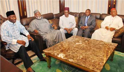 •President Goodluck Jonathan, former Military Head of State, General Abdulsalami Abubakar (retd), former Chief of General Staff, Ebitu Ukiwe; business mogul, Alhaji Aliko Dangote and John Cardinal Onaiyekan during a meeting of Peace Committee members at the presidential villa in Abuja.