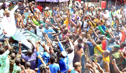 OLUWO:Newly-installed Oluwo of Iwo, Oba Rasheed Adewale Akanbi, acknowledging cheers from the people of Iwo during his turbaning/installation at Oluwo palace, Iwo, Osun State, yesterday.