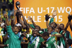 Nigeria's players celebrate with the FIFA U-17 World Cup Chile 2015 trophy, at Sausalito stadium in Vina del Mar, on November 8, 2015. Nigeria defeated Mali 2-0.    AFP PHOTO