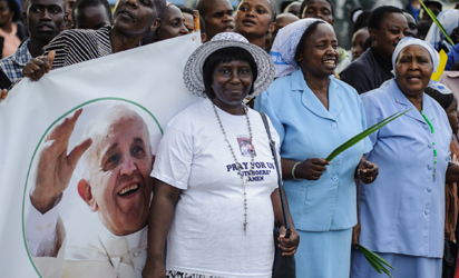 Kenyans wait to see the convoy transporting Pope Francis during his visit to Africa in Nairobi on November 25, 2015. Crowds lined Nairobi's streets to welcome the pontiff during his visit to Kenya, Uganda and the troubled Central African Republic (CAR) on a six-day trip. Vast crowds are expected to turn out to see his motorcade pass. 