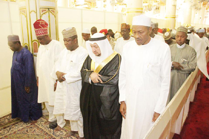 President Buhari during prayers at Prophet Muhammad's Mosque in Medina, With him Saudi officials; Governors Abdulaziz Yari (Zamfara); Ibikunle Amosun (Ogun); Amb. Lawal Kazaure. (Back Row): Governor Aminu Bello Masari (Katsina); NSA, Maj-Gen, Babagana Monguno (retd) and Governor Rauf Aregbesola (Osun).