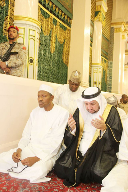 President Buhari during prayers at Prophet Muhammad's Mosque in Medina, With him are Saudi officials; Governors Abdulaziz Yari (Zamfara); Ibikunle Amosun (Ogun); Amb. Lawal Kazaure. (Back Row): Governor Aminu Bello Masari (Katsina); NSA, Maj-Gen, Babagana Monguno (retd) and Governor Rauf Aregbesola (Osun).