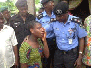 Miss Victory Obi, daughter of the deceased (middle) and Rivers State Police Commissioner, Mr Musa Kimo.