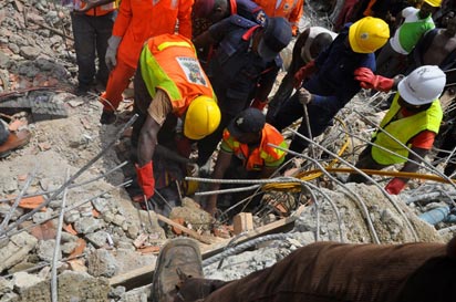 Scenes from the scene of the collapsed building at Kusenla road, Ikate, Elegushi, Lekki, Lagos, yesterday.