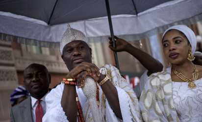 Adeyeye Enitan Ogunwusi, the 51st Ooni of Ife in Nigeria, waits for transport on a street near the White House June 22, 2016 in Washington, DC. / AFP PHOTO / Brendan Smialowski