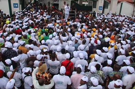 Governor Okezie Ikpeazu addressing Abia state traders during a “One Million-Man March” staged in his support by the Traders from all over Abia State.