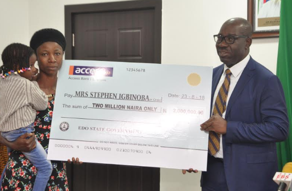 Screen Shot 2018 08 24 at 23.42.22 Obaseki presents N6m cheques to families of slain police officers