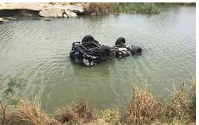 accident2 8 feared dead as 2 vehicles plunge into river in Warri