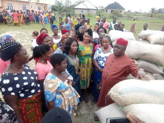 Askia presents groundnut seedlings to female farmers in Uzere