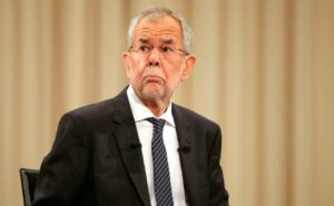 Austrian president apologises for breaching restaurant virus curfew