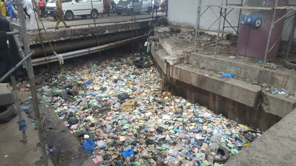 Residents kill, dump bodies of three robbery suspects in Lagos canal