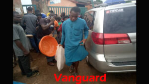 PHOTOS: Customers defy social distancing at Abuja fish market