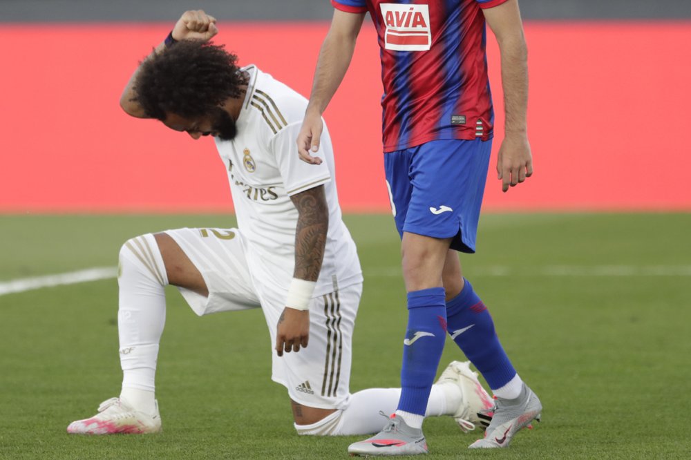 Marcelo takes a knee as Madrid wins at its training center