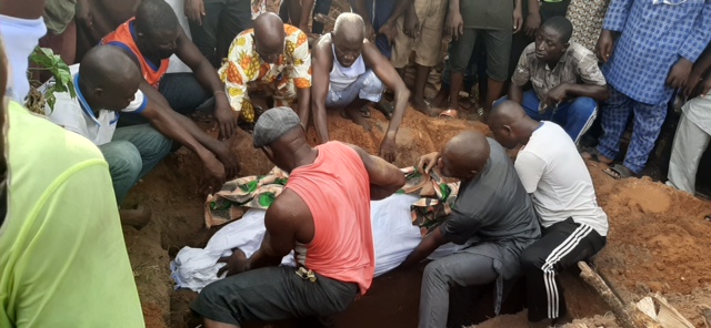 Alhaji Tsav being interred in Makurdi