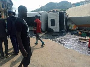 Sad Saturday as diesel truck crushes pregnant woman, her 2 children, 3 others to death in Ondo