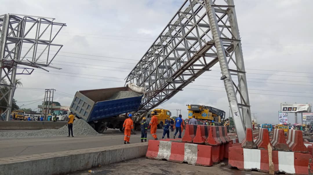 Truck collides with the big signpost at Berger along Lagos-Ibadan expressway