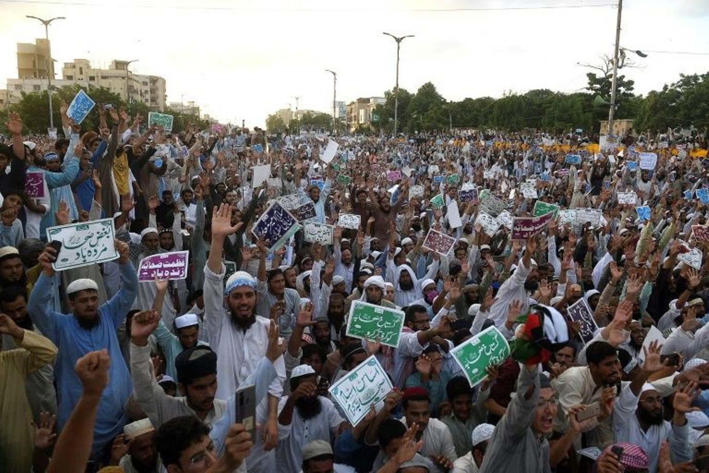 Anti-Shiite protesters march for second day in Pakistan