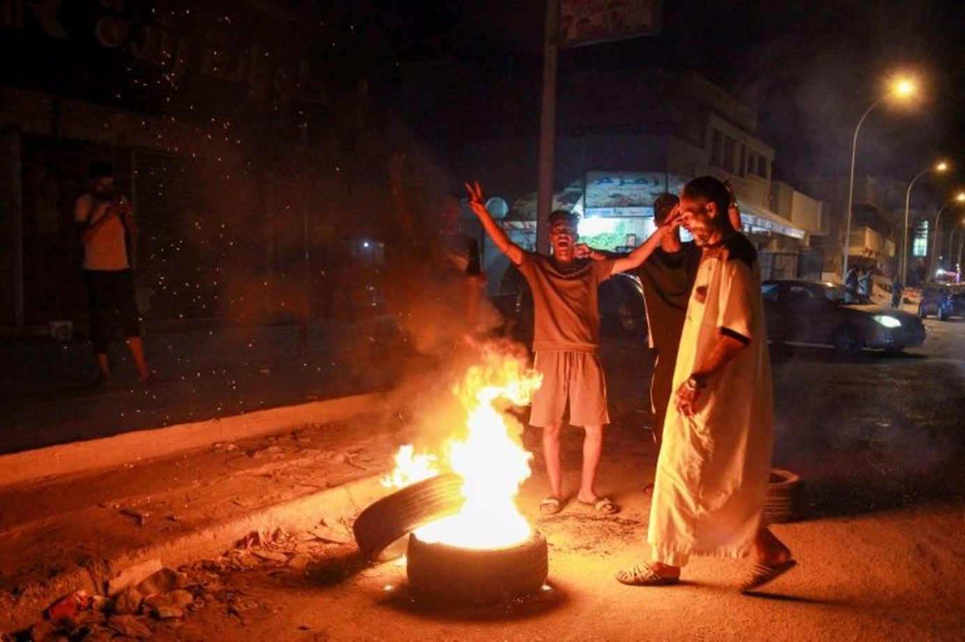 Libyan protestors burn eastern government offices