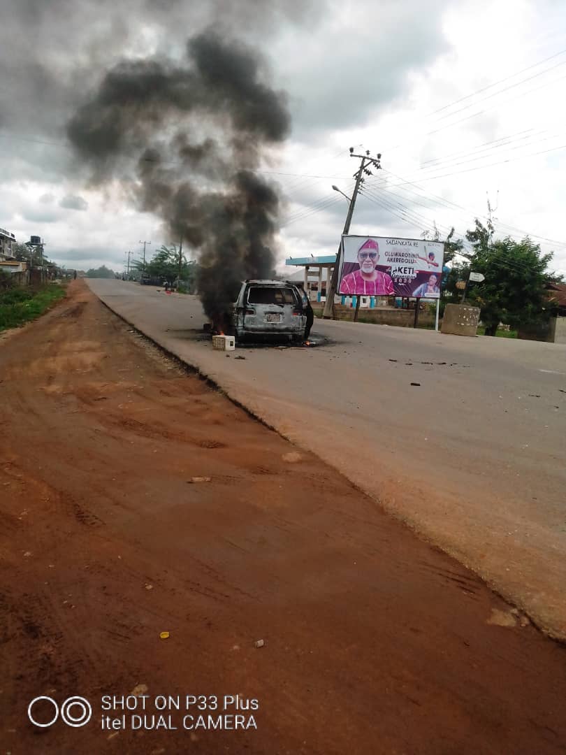 BREAKING: Political thugs attack convoys of gov Akeredolu, Jegede