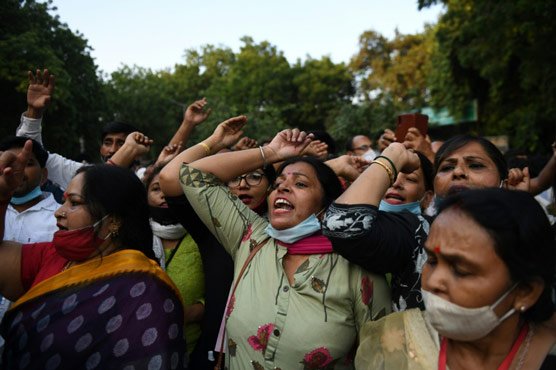 Police officers suspended over India gang rape death amid protests