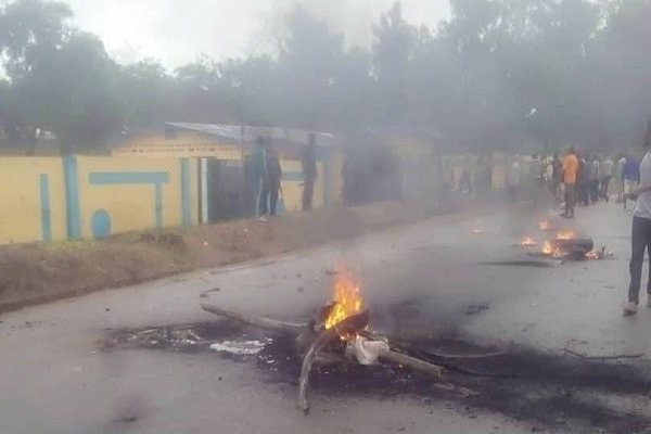 Irate youths kill police, set police station ablaze in Ogun