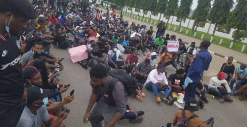 Abuja #EndSARS protesters storm Force HQ, demand to see IGP