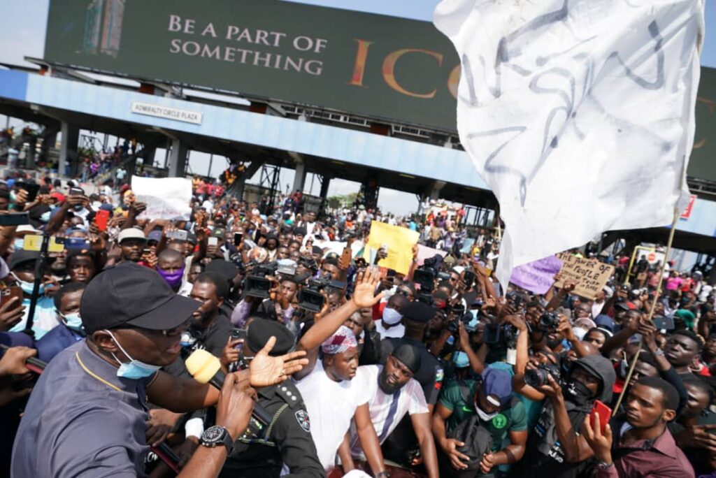 #EndSARS: Lekki Toll Gate on standstill as protesters block Lagos-Epe expressway
