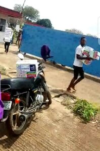 BREAKING: Osun residents burst cocoa store in Ede, cart away CACOVID palliatives
