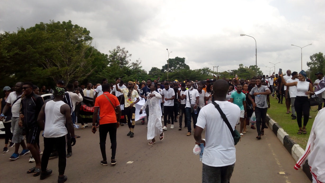 VIDEO: Hoodlums attack #ENDSARS protesters at Alausa