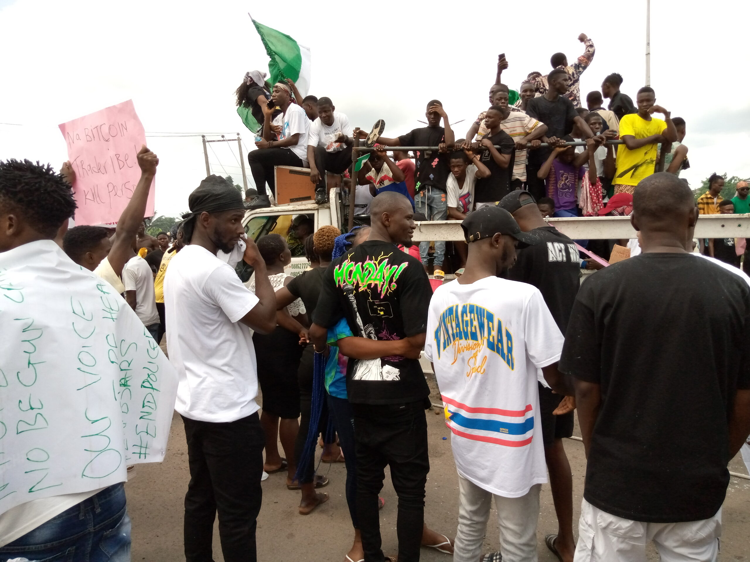 protesters at Amukpe roundabout, Sapele