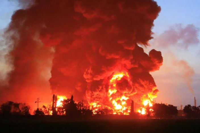 Huge fire engulfs Indonesian oil refinery, 20 injured