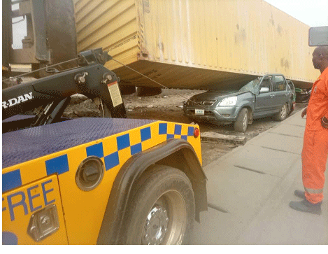 Video/Photos: No life lost as 40ft container, truck fall on 4 vehicles in Lagos