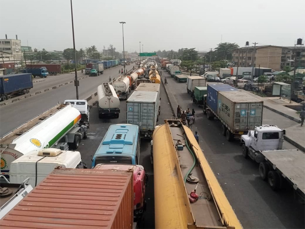 Gridlock: Sanwo-Olu looks on as trucks take over Apapa 