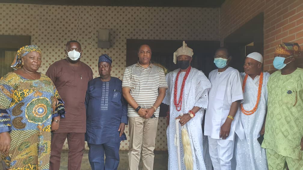 Olu of Owode pays thank you visit to IBEDC Chairman, Tunde Ayeni over transformer replacement